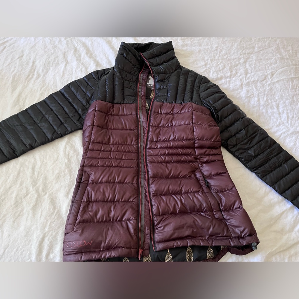 Lightweight full zip puffer.  Internal pockets and cute inner pattern.